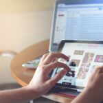 persona con iPad nero in mano